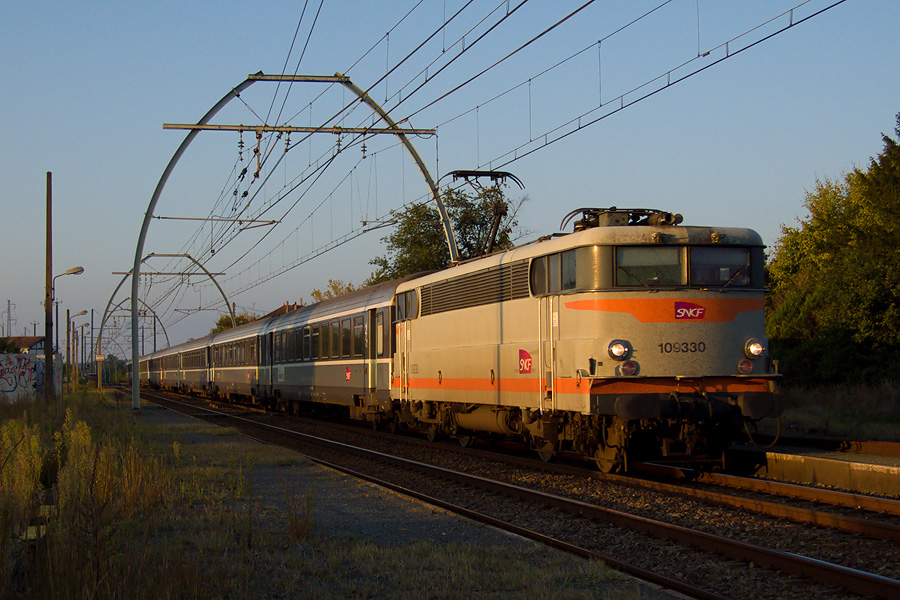 Le soleil se couche et voila la BB 9330 sur un CIC Bordeaux - Tarbes, vu ici à Rion des Landes le 19.09.2008.jpg